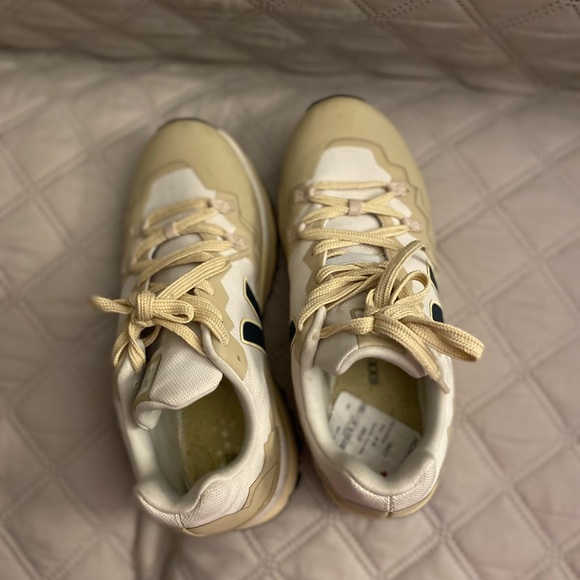 Veja women shoe size 7 Look NEW was seldom used. 
Was bought in Nortsdrom Rack. - Picture 10 of 12